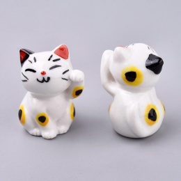 Porcelanowa figurka, Kotek Maneki - Neko, wymiar: 3.7 x 2.4 x 2.4 cm