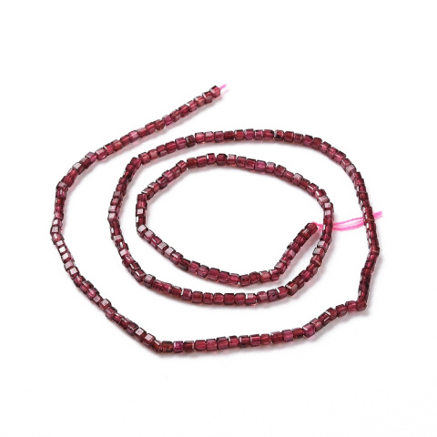 Koraliki Granat, kostka, fasetowane 2mm,182szt.(sznur) Koraliki Granat, kostka, fasetowane 2mm,182szt.(sznur)
