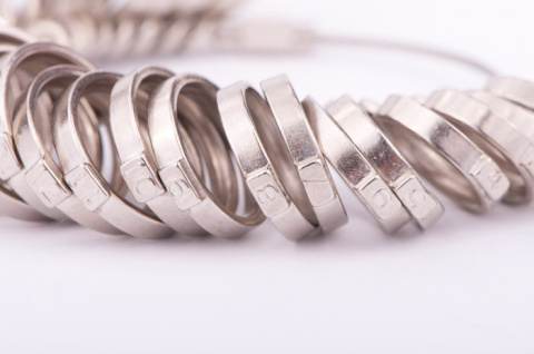 Miernik/Wzornik jubilerski do pierścionków posiada pierścienie z numerem rozmiaru.